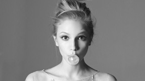 Random blonde bubblegum photo, unrelated forum bait
